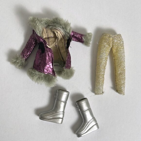 Bratz Wintertime Collection Yasmin Doll Original Outfit & Shoes - Picture 2 of 11